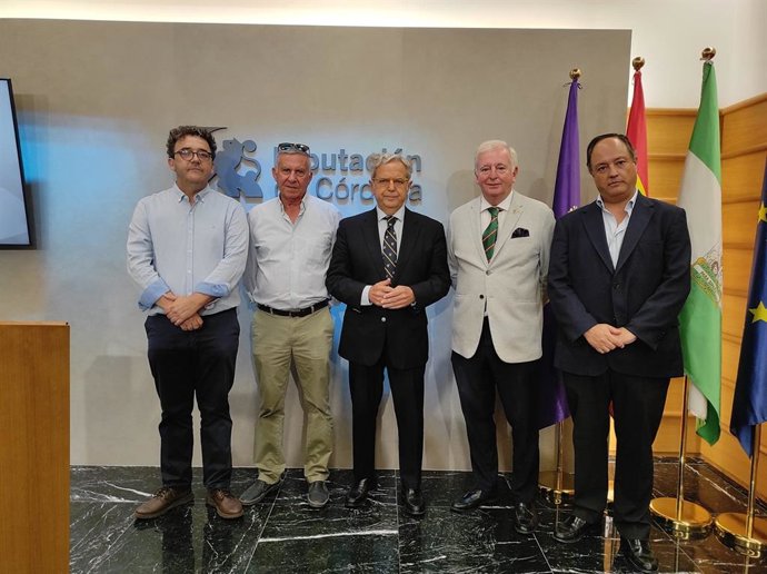 El presidente de la Diputación, Salvador Fuentes (centro), junto al presidente del Consejo Regulador de la DOP Montilla-Moriles, Javier Martín (segundo por la izda.).