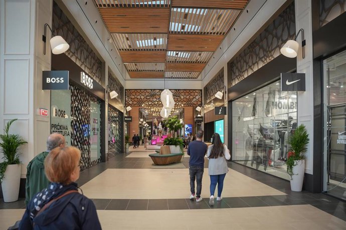 Archivo - El remodelado centro comercial ‘Sevilla Fashion Outlet’. A 31 de octubre de 2023, en Sevilla (Andalucía, España).
