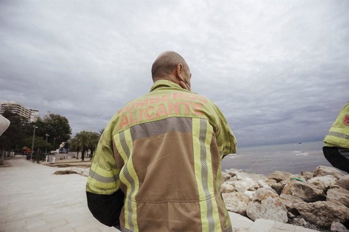 Un bomber durant tasques de vigilància per la dana Alice en la ciutat d'Alacant