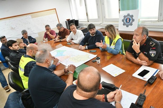 O presidente do governo regional, Fernando López Miras, junto com a prefeita de Cartagena, Noelia Arroyo, durante a reunião com os serviços de emergência devido ao alerta vermelho de chuva em Cartagena.