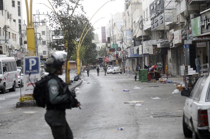 9 de outubro de 2025, Hebron, Cisjordânia, Território Palestino: Um grupo de colonos judeus sob a proteção de soldados israelenses faz uma incursão durante o feriado judaico de Sukkot (Tabernáculos) em Hebron, Cisjordânia, em 9 de outubro de 2025