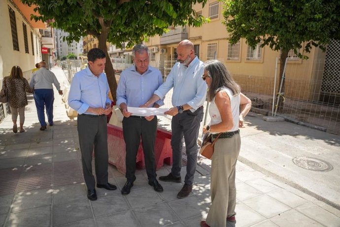 El alcalde, junto al delegado y el gerente de Urbanismo, en una visita a obras de pavimentación en Los Remedios, en foto de archivo.
