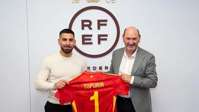 El luchador de artes marciales mixtas Ilia Topuria (izquierda), junto al presidente de la RFEF, Rafael Louzán.