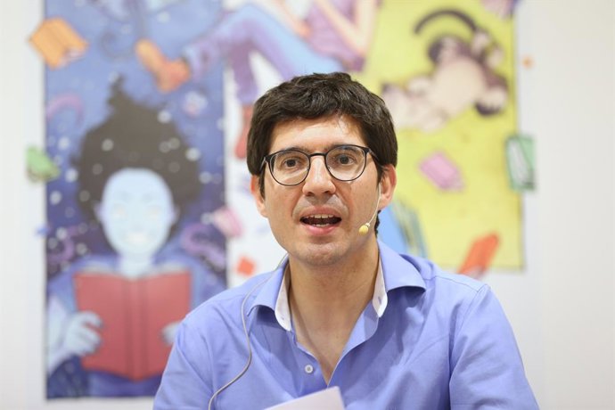 Archivo - El escritor y periodista, Paco Cerdà, interviene durante el encuentro ‘Literatura, otra forma de hacer Europa’, en el espacio de ‘Terraza Europa’ de la Feria del Libro, a 3 de junio de 2022, en Madrid (España). Durante este encuentro se llevan a