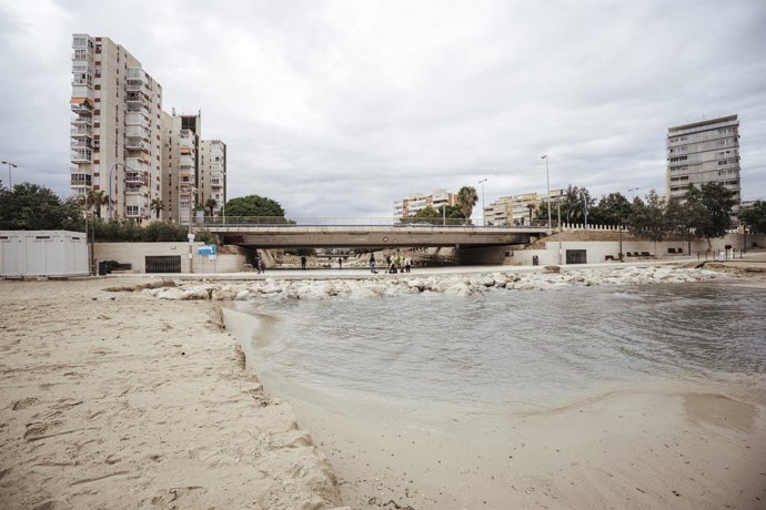 Playa de la Albufereta en la ciudad de Alicante durante la dana Alice