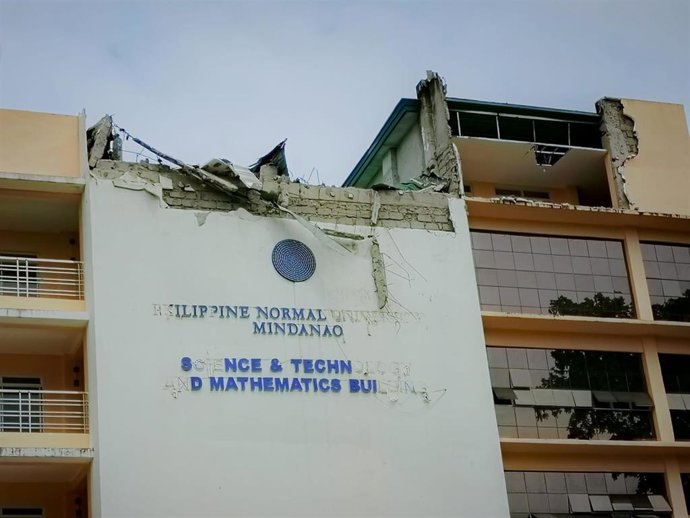 Un edificio dañado por un terremoto en el sur de Filipinas.