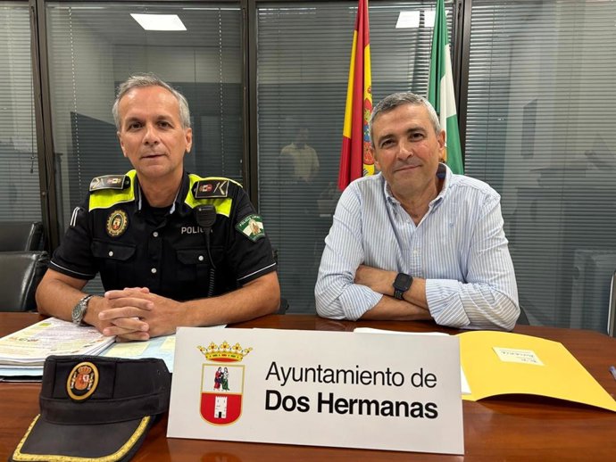El jefe de la Policía Local de Dos Hermanas junto al Teniente Alcalde Delegado Antonio Morán durante la reunión del dispositivo especial de movilidad por la Romería de Valme.
