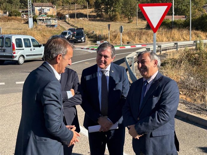 Sanz Merino en la visita a las obras de la CL-626 en La Robla.