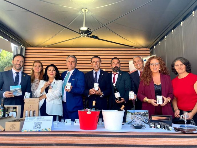 El delegado territorial de Agricultura, Pesca, Agua y Desarrollo Rural de la Junta de Andalucía en Málaga, Fernando Fernández, encabeza una delegación de representantes del proyecto MED Giahs y del Sipam 'Uva Pasa de Málaga'.