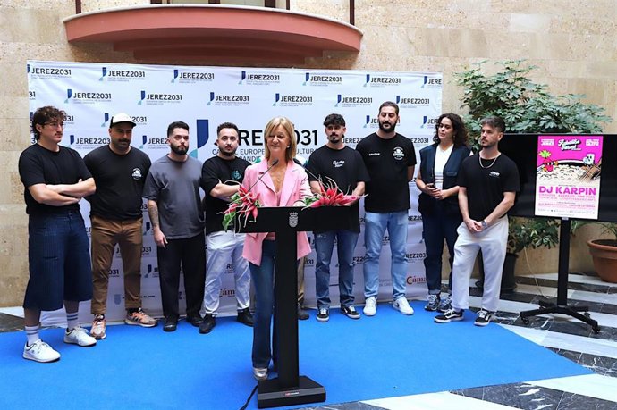 La delegada de Participación y Juventud en el Ayuntamiento de Jerez de la Frontera (Cádiz), Carmen Pina, presentando el cartel y programación del III Rabanito Festival