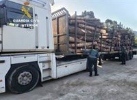 Detenidos dos hombres tras huir con un camión cargado de madera sustraída en Ponteareas (Pontevedra)