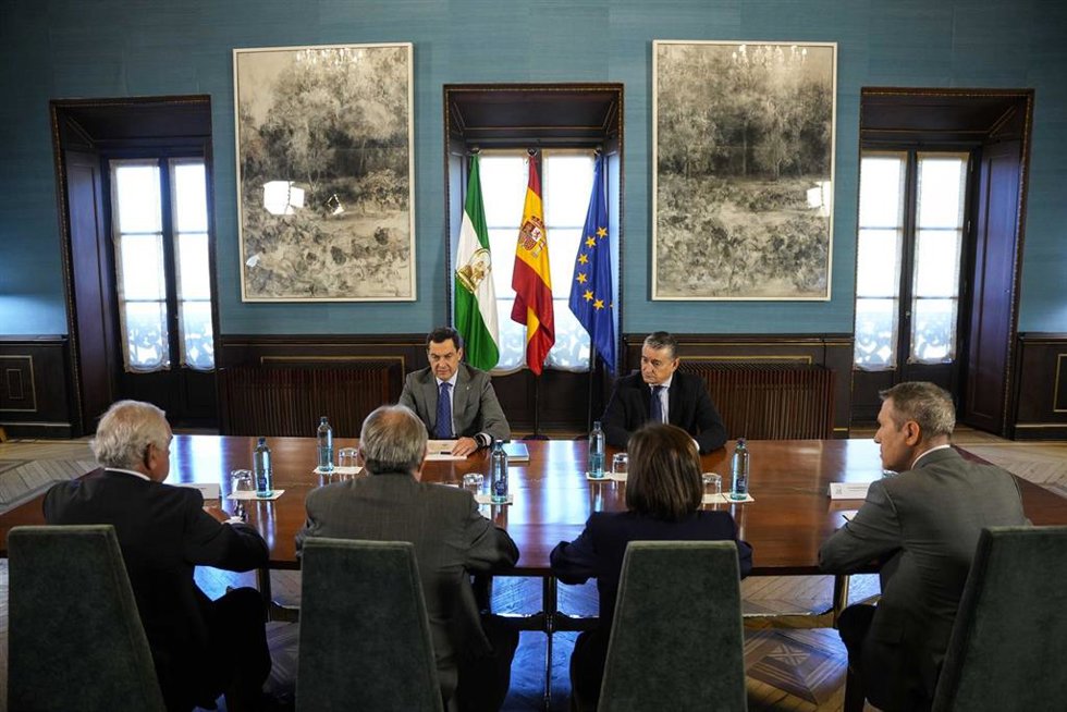 El presidente de la Junta de Andalucía, Juanma Moreno, durante una reunión con el presidente del Consejo Andaluz de Colegios de Médicos en el Palacio de San Telmo, a 10 de octubre de 2025 en Sevilla (Andalucía, España). El presidente de la Junta de Anda