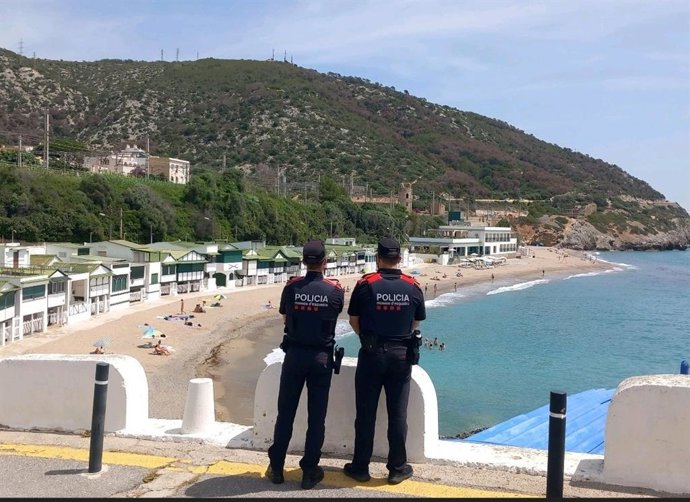 Agentes de los Mossos d'Esquadra en la playa del Garraf (Barcelona)