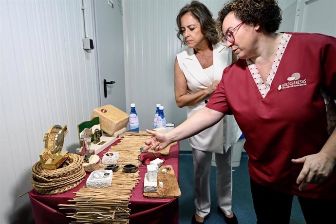Silvia Peláez, de Quesos y Besos, muestra a la consejera de Sostenibilidad y Medio Ambiente, Catalina García (i), algunos de sus productos.