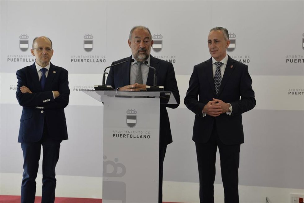 El rector de la Universidad de Castilla-La Mancha (UCLM), Julián Garde; el alcalde de Puertollano, Miguel Ángel Ruiz; y el decano de la Facultad de Ciencias y Tecnologías Químicas del Campus de Ciudad Real, Manuel Rodrigo.