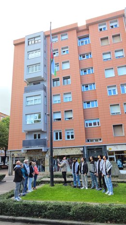 Izada de la bandera de Palestina en la plaza San Vicente en Barakaldo.