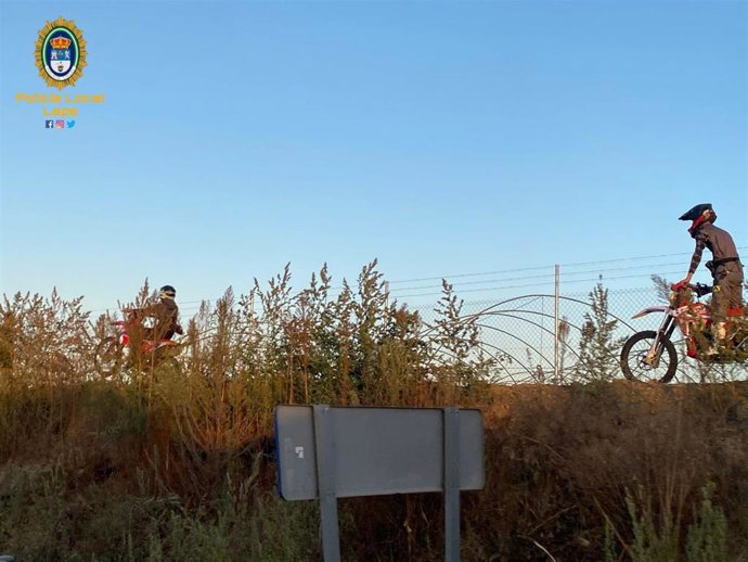 Motoristas en el carril bici.