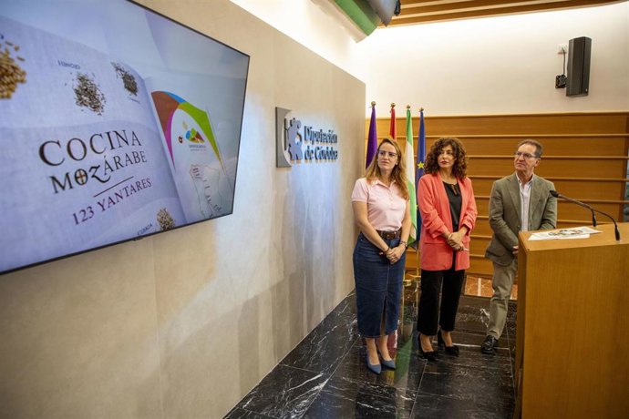 La delegada de Desarrollo Tecnológico, Transformación Digital y Juventud de la Diputación, Sara Alguacil (izda.), en la presentación del congreso.