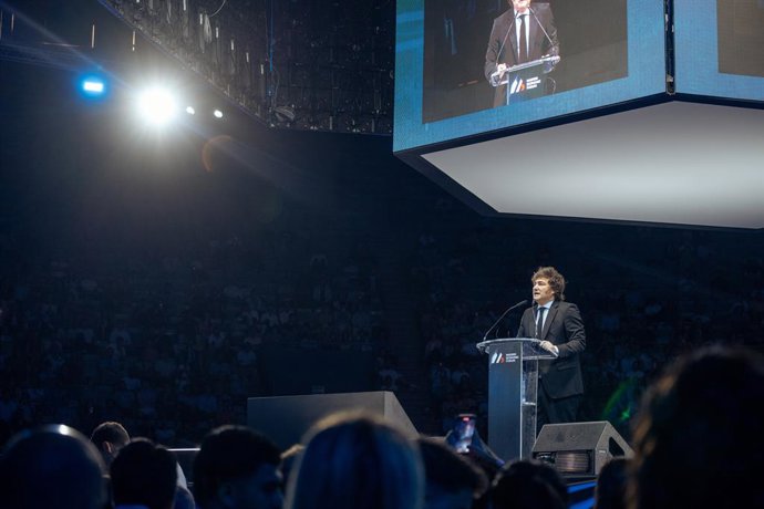Archivo - Arquivo - O presidente da Argentina, Javier Milei, discursa durante o último dia do Fórum Econômico de Madri, no Palácio de Vistalegre, em 8 de junho de 2025, em Madri (Espanha). Depois de duas edições anteriores em Andorra, o fórum agora foi tr