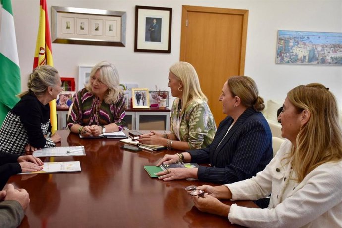 Mercedes Colombo con la presidenta del Colegio de Médicos de Cádiz.