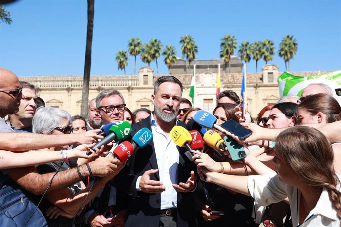 El presidente de Vox, Santiago Abascal, este viernes en declaraciones a los medios en Sevilla, ante la sede del Parlamento de Andalucía. 