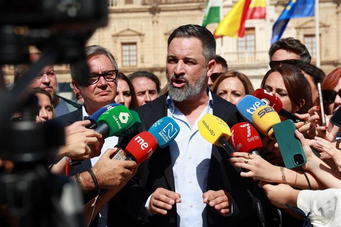 Santiago Abascal atiende a los medios frente al Parlamento de Andalucía. A 10 de octubre de 2025, en Sevilla (Andalucía, España). El presidente de Vox, Santiago Abascal, atiende a los medios en la jornada de hoy para tratar temas de actualidad.