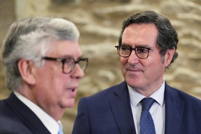 Archivo - El presidente de la CEOE, Antonio Garamendi (d), y el presidente de la CEG, Juan Vieites (i), durante la asamblea general electoral de la Confederación de Empresarios de Galicia (CEG), en la Sede de la CEG, a 25 de febrero de 2025, en Santiago d