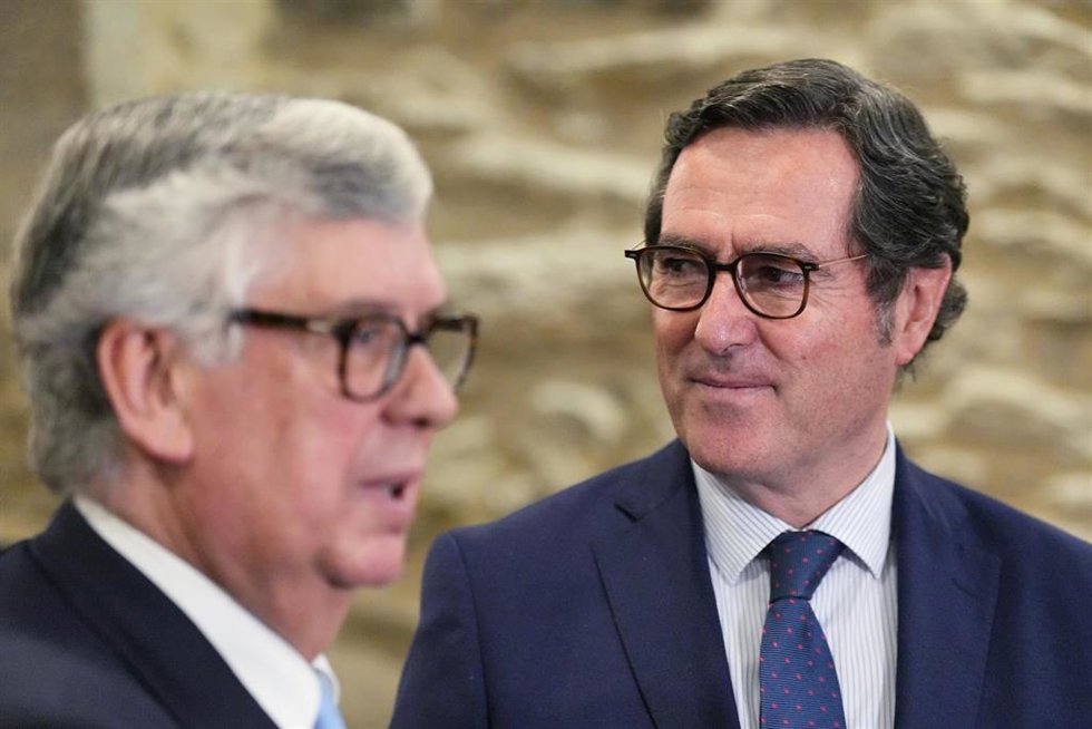 Archivo - El presidente de la CEOE, Antonio Garamendi (d), y el presidente de la CEG, Juan Vieites (i), durante la asamblea general electoral de la Confederación de Empresarios de Galicia (CEG), en la Sede de la CEG, a 25 de febrero de 2025, en Santiago