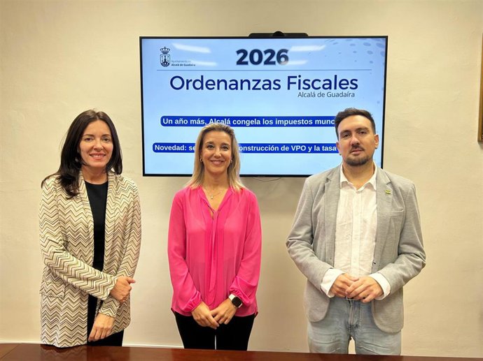 Alcaldesa de Alcalá, Ana Isabel Jiménez; delegada de Hacienda, Ángeles Ballesteros y portavoz, Christopher Rivas.