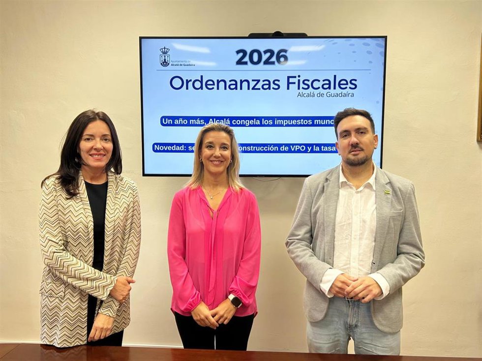 Alcaldesa de Alcalá, Ana Isabel Jiménez; delegada de Hacienda, Ángeles Ballesteros y portavoz, Christopher Rivas.