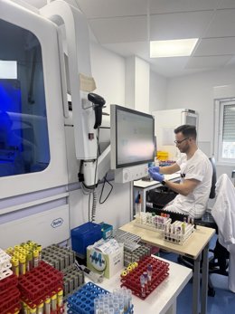 Científicos investigando mosquitos con virus del Nilo.