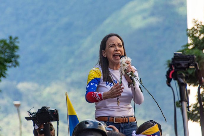 Archivo - La líder opositora venezolana María Corina Machado, interviene en plena calle, a 9 de enero de 2025, en Caracas (Venezuela). El equipo de campaña de la líder opositora venezolana María Corina Machado ha denunciado que la destacada disidente ha s