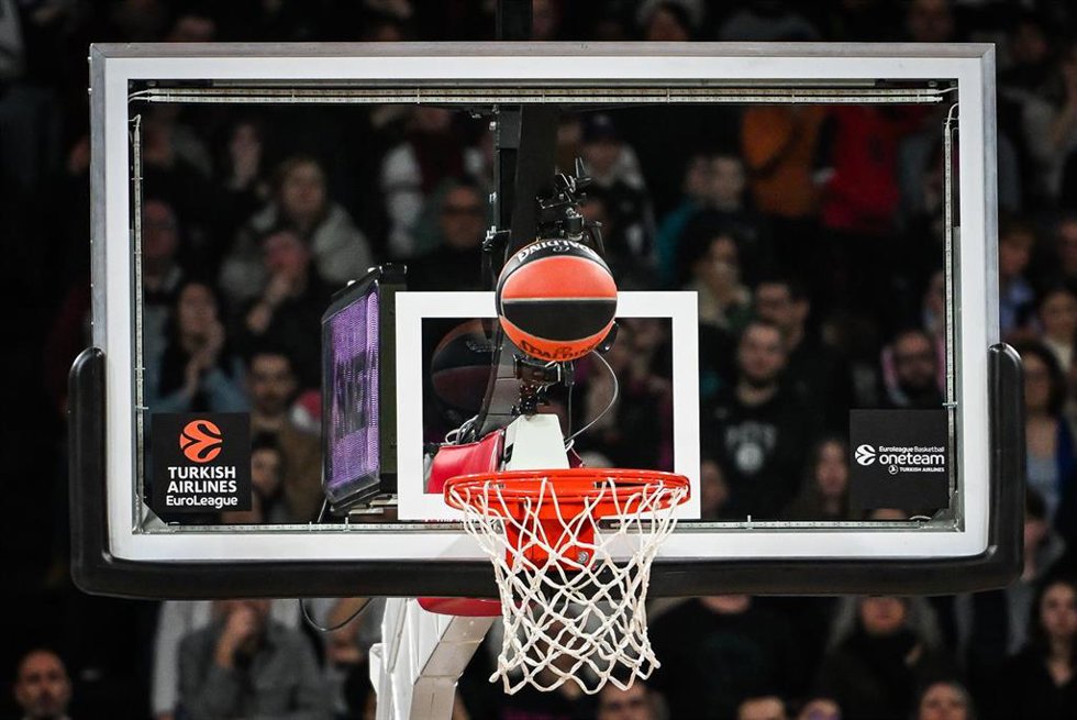 Archivo - Ilustración del balón oficial Spalding en un partido de la Turkish Airlines EuroLeague.