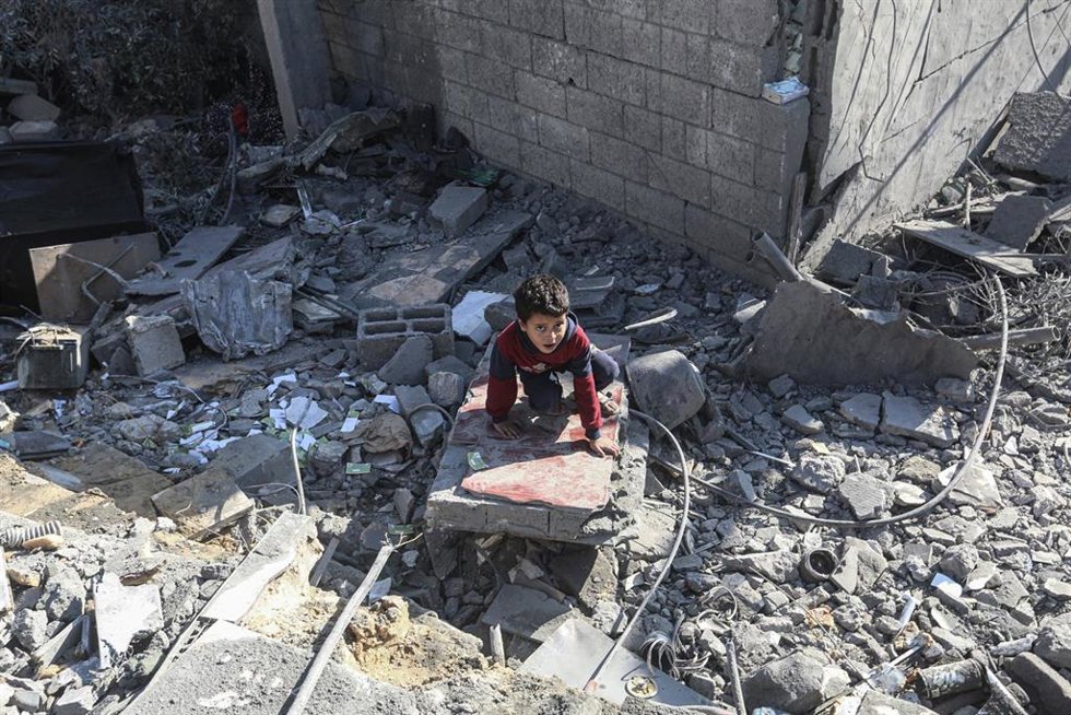 Archivo - Imagen de archivo de un niño en la Franja de Gaza.