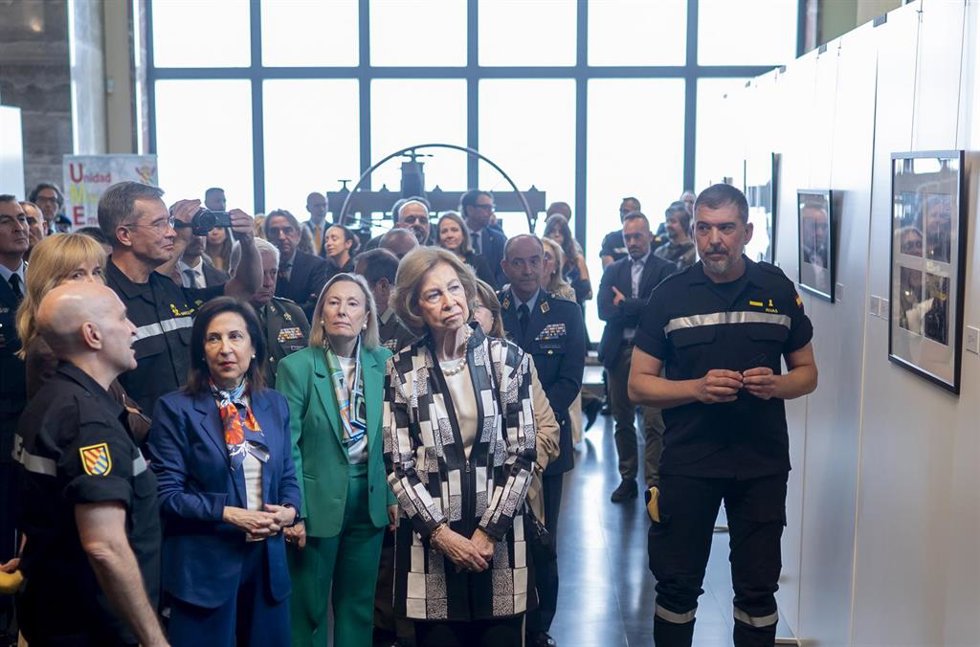 (I-D) La ministra de Defensa, Margarita Robles; la secretaria de Estado de Defensa, María Amparo Valcarce García y la Reina emérita Sofía, visitan la exposición fotográfica 'Invencibles - XX Aniversario UME', en la Fábrica Nacional de Moneda y Timbre, a