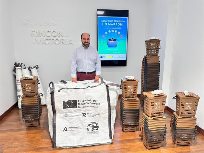 El concejal de Rincón de la Victoria Borja Ortiz informa de la nueva campaña 'Seguimos teniendo un marrón'