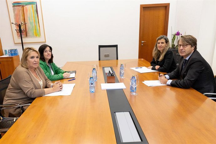 Reunión del conselleiro de Facenda con dos representantes de UGT
