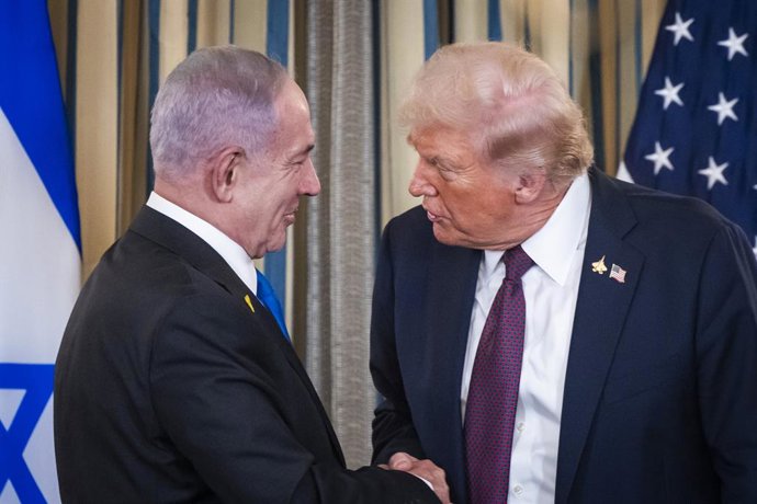 September 29, 2025, Washington, District Of Columbia, USA: United States President Donald J Trump, right, and Prime Minister Benjamin Netanyhu of Israel, left, shake hands at a press conference in the State Dining Room of the White House in Washington, DC