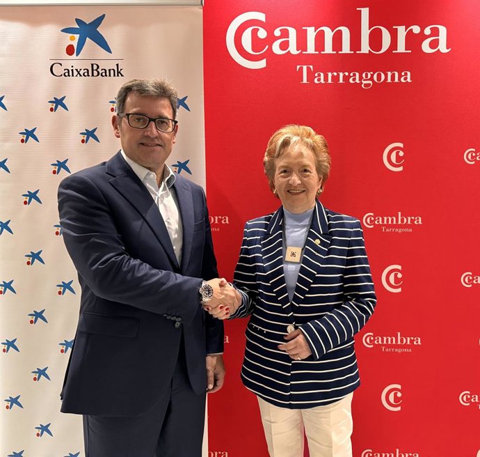 El director territorial de CaixaBank a Catalunya, Josep Maria González, i la presidenta de la Cambra de Tarragona, Laura Roigé
