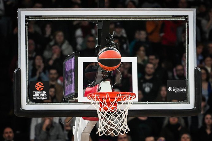 Archivo - Arquivo - 1º de março de 2024, Decines-Charpieu, França, França: Ilustração da bola de jogo Spalding durante a partida da Turkish Airlines EuroLeague entre LDLC ASVEL Villeurbanne e EA7 Emporio Armani Milan na LDLC Arena em 01 de março de 2024 e