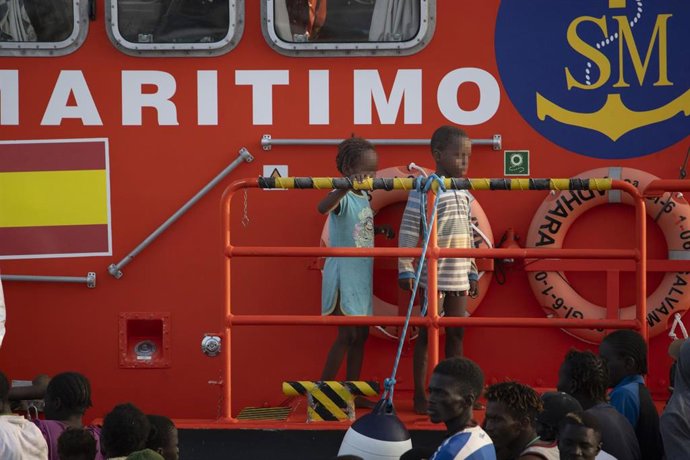 Archivo - Salvamento Marítimo rescata a varios menores cerca del Puerto de la Restinga