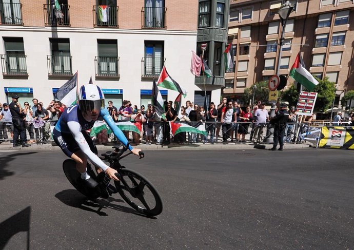Um ciclista da equipe israelense durante protestos na 18ª etapa da Vuelta a España, em 11 de setembro de 2025, em Valladolid, Castilla y León (Espanha). O contrarrelógio individual de hoje foi modificado para garantir a segurança e foi interrompido pela p