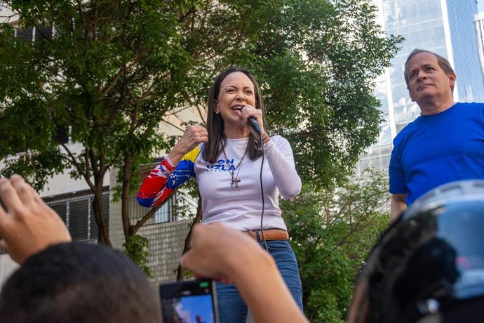 Archivo - Arquivo - María Corina Machado, líder da oposição venezuelana, fala na rua, em 9 de janeiro de 2025, em Caracas, Venezuela. A equipe de campanha da líder da oposição venezuelana, María Corina Machado, denunciou que a proeminente dissidente foi a