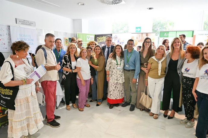 Representantes de la Junta, la Diputación Provincial y el Ayuntamiento de Almería, junto a profesionales y asociaciones del ámbito de la salud mental, durante el acto celebrado con motivo del Día Mundial de la Salud Mental.