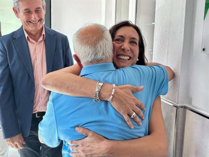 La consejera de Inclusión Social, Juventud, Familias e Igualdad de la Junta de Andalucía, Loles López, saluda a uno de los usuarios del Centro de Participación Activa de Adra (Almería).