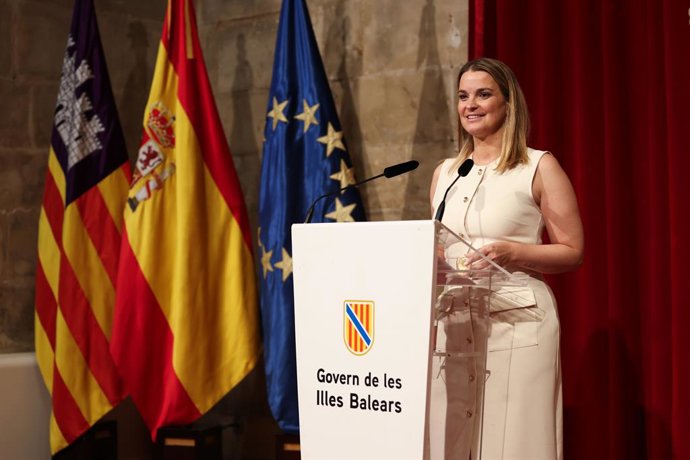 Archivo - La presidenta de las Islas Baleares, Marga Prohens, atiende a los medios de comunicación, tras su encuentro con el presidente del Gobierno, Pedro Sánchez, en el Consolat de Mar, a 29 de julio de 2025, en Palma de Mallorca, Islas Baleares (España