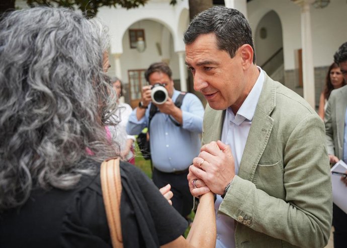Archivo - El presidente de la Junta de Andalucía, Juanma Moreno, se reúne con madres de cuidados paliativos, durante la sesión de control en el pleno del Parlamento andaluz. A 24 de julio de 2025, en Sevilla (Andalucía, España). 
