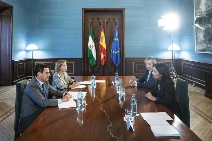 El presidente de la Junta de Andalucía, Juanma Moreno, durante la reunión con la portavoz de la Asociación Española Contra el Cáncer en Andalucía en el Palacio de San Telmo, a 10 de octubre de 2025 en Sevilla (Andalucía, España). El presidente de la Junta