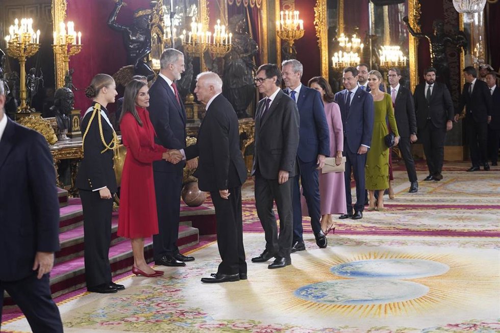 Archivo - El el presidente de la Generalitat de Catalunya, Salvador Illa (2i), saludan a la princesa Leonor, el Rey Felipe VI y la Reina Letizia durante la recepción con motivo del día de la Fiesta Nacional, a 12 de octubre de 2024, en Madrid (España).