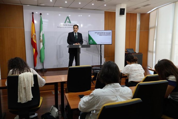 El consejero de Justicia, Administración Local y Función Pública, José Antonio Nieto, durante una reunión con los operadores jurídicos de la provincia de Cádiz